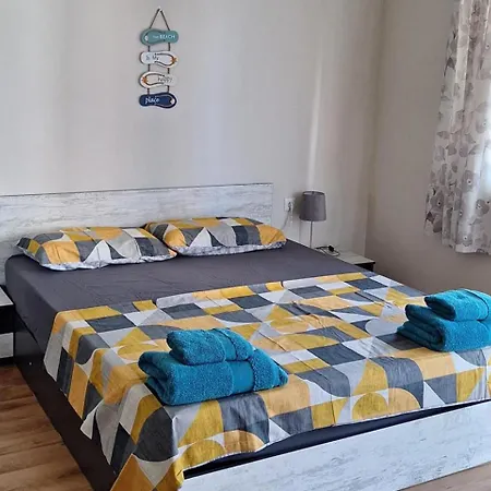 - Sleeps 2 - Free Parking Balcony & Pool Apartment Sweti Wlas